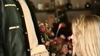 Svenska blondin Maria Lind får en ansiktsbehandling