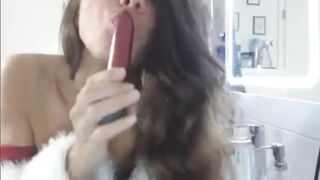 Weihnachtsengel mit großen Brüsten genießt Sex-Spielzeug und Blowjob