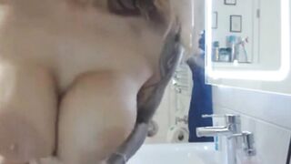 Weihnachtsengel mit großen Brüsten genießt Sex-Spielzeug und Blowjob