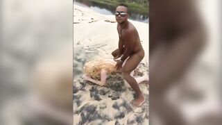 Sexo na Praia: Brasileiras Amadoras na Praia Suja
