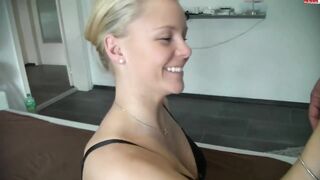 Deutscher Amateur gibt einen Fußjob und einen Blowjob in Nylon