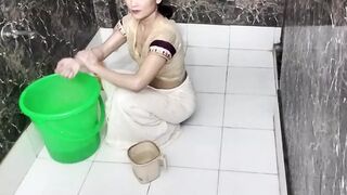 Step mother ko nahate hue dekh boobs daba daba kar pela