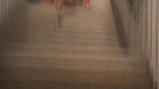 Deutsche Amateur blinkt und pinkelt in einem Bahnhof