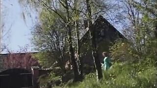 Dansk pige Anal Play i haven - Trine