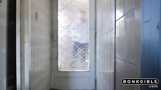 Blowjob and a Glass of Water for the Delivery Guy!