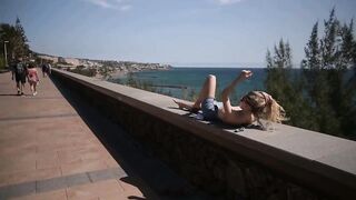 Teen se rend sur une dune de sable pour se deshabiller au soleil