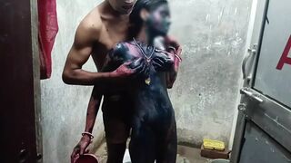 UP Bali's Sarita Bhabhi played Holi by taking her to the bathroom, brother-in-law Bhabhi Holi video