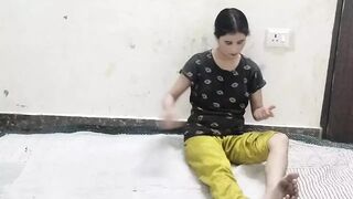 Desi aunty ko saman dene ke bahane pel diya