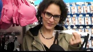 Stor-tit dansk MILF giver blowjob i det offentlige stormagasin